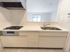 白を基調にした清潔感あふれるキッチン。広々としたシステムキッチンは使いやすく、家事仕事もはかどりそうですね。
■武蔵野市八幡町1　新築一戸建て■