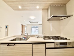 食器洗浄乾燥機、ビルトイン浄水器が装備された対面式カウンターキッチン。リビングが見渡せる設計は、小さなお子様がいるご家庭でも料理をしながら様子が伺える安心設計
