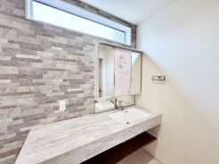 朝の忙しい時間に嬉しいシャンプーヘッド付き洗面台！一日の始まりをこの場所から、気持ちよく迎えてください！！大切なお洋服を手洗いするときにも、お子様のものをちょっと洗いたいときにも使いやすい！使いやすく広々！アクセントクロスも映えますね！
