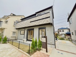 子育てにも嬉しい、緑豊かな自然が広がる閑静な住宅地、南向きの邸宅です。この機会に是非現地をご覧ください。■府中市四谷2　新築一戸建■
