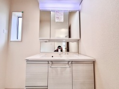 ビルトインシャワー水栓・三面鏡キャビネット・ボウル一体型カウンター等使いやすい洗面台。大切なお洋服を手洗いするときにも、お子様のものをちょっと洗いたいときにも使いやすい！■府中市四谷2　新築一戸建■