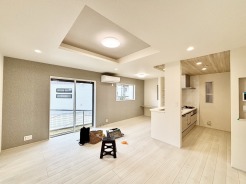 開口部の大きな窓！陽当り良好なリビングです。うれしい床暖房完備で寒い季節も足元から暖めてくれます！■府中市四谷2　新築一戸建■
