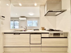 リビングにいる家族とコミュニケーションがとりやすい、人気のカウンターキッチンを採用。小さなお子さんがリビングにいても目が届くので安心。来客時には会話を楽しみながらお料理もできます。食洗機付です。■府中市四谷2　新築一戸建■
