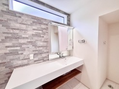 清潔なパウダールームは身だしなみチェックや肌のお手入れに最適です。収納もあり、スッキリと見映えの良い空間に拵えました。時間に余裕とゆとりを持たせます。■府中市四谷2　新築一戸建■