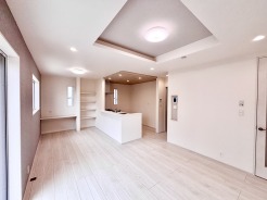 リビング・ダイニングに温水式床暖房を標準仕様。熱源が無いので空気も汚さず、幼児がいても安全・安心・健康的です。■府中市四谷2　新築一戸建■
