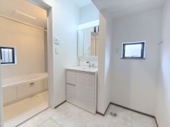 大きな三面鏡がついた洗面化粧台。鏡の裏にも収納があり洗面台がすっきりと片付きます。朝の身支度にも大変便利です。
■府中市四谷3　新築一戸建て■