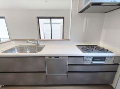 会話を楽しみながら料理もはかどる、使いやすいカウンターキッチンです。
■府中市四谷3　新築一戸建て■