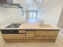 食器洗浄乾燥機、ビルトイン浄水器が装備された対面式カウンターキッチン。リビングが見渡せる設計は、小さなお子様がいるご家庭でも料理をしながら様子が伺える安心設計■国分寺市西町1　新築一戸建て■

