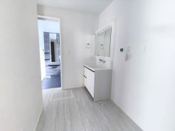 サニタリースペースには窓が備えられております。毎朝の身支度も、陽の光差し込む明るい空間で、快適にお使い頂けそうです。
■府中市新町3　新築一戸建て■