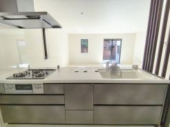 キッチンからリビング全体を見渡せるので、小さなお子様がいらしても様子を見ながら家事ができますね。
■府中市新町3　新築一戸建て■