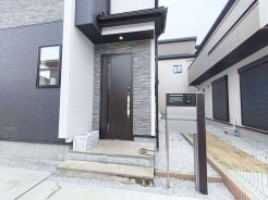 南向きの住宅は日当たりも良好。晴れの日はバルコニーでたっぷりと洗濯物を干すことができ家事もはかどりますよ。■府中市朝日町1　新築一戸建■