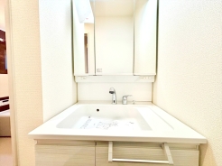 立ち上がり水栓タイプの洗面化粧台は水垢汚れも付きづらくなるようにセレクトしました。高さのあるバケツや雑巾、少量の洗濯物等手洗いすることができるので水ハネも安心です。■多摩市一ノ宮4　新築一戸建て■