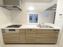 収納力のあるシステムキッチンには浄水器を完備。お手入れのしやすさや機能性、デザイン性に優れています。■日野市日野本町5丁目　新築戸建て■