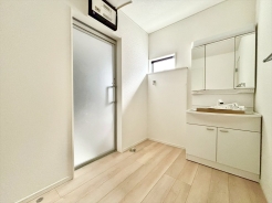 大きな三面鏡がついた洗面化粧台。鏡の裏にも収納があり洗面台がすっきりと片付きます。朝の身支度にも大変便利です。■府中市日新町4丁目　新築戸建て■