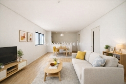 19帖超の広々LDK。南に面した窓からは暖かな陽光がたっぷり差し込みます。また通気性にも優れた設計です。※家具等はCG加工しております。■府中市日新町4丁目　新築戸建て■