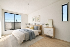 明るく開放感のある洋室。昼間は豊かな陽光が心地よく、夜はゆったりと落ち着いた空間に。
※家具等はCG加工しております。■府中市日新町4丁目　新築戸建て■