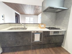 キッチンに立った位置から、リビングにいる家族に目線が届く見守りキッチン！
■国分寺市内藤1丁目　新築戸建て■