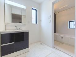 サニタリースペースには窓が備えられております。毎朝の身支度も、陽の光差し込む明るい空間で、快適にお使い頂けそうです。
■府中市日新町5　新築一戸建て■