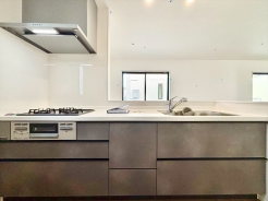 対面キッチなのでリビングにいる家族の様子がうかがえるので小さなお子様がいても安心ですね。
■府中市日新町5　新築一戸建て■