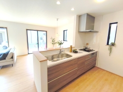 収納力豊富なシステムキッチン。床下収納も付いてキッチンスペースはいつでもスッキリ
■府中市日新町5　新築一戸建■