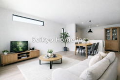 陽光ふりそそぐ明るいリビング。対面式キッチンは、家事をしながら家族の様子が一目でわかる安心＆便利設備。※家具はCG加工しております。

■府中市日新町5　新築一戸建■