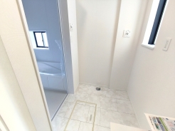 朝の身支度などには家族みんなが使う、ゆとりのある脱衣所です。
■府中市日新町5　新築一戸建■