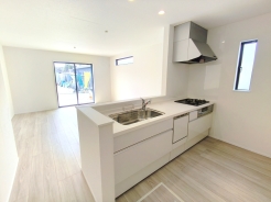 汚れ、キズ、衝撃、熱に強く清潔感のある人造大理石TOPのカウンターキッチンを採用。隙間の無いなめらか一体型シンクなのでお手入れも簡単。食器洗浄乾燥機、浄水器内蔵シャワー水栓採用
■府中市日新町5　新築一戸建■