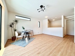 オープンでのびやかな空間を生み出すこだわりの「広がり」と「ゆとり」。家族と過ごす時間を大切にした住空間です。
■府中市日新町5　新築一戸建■