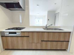 対面キッチなのでリビングにいる家族の様子がうかがえるので小さなお子様がいても安心ですね。
■立川市上砂町3　新築一戸建て■