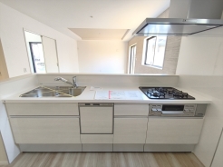 キッチンからリビング全体を見渡せるので、小さなお子様がいらしても様子を見ながら家事ができますね。
■八王子市打越町　新築戸建て■