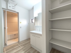 清潔なパウダールームは身だしなみチェックや肌のお手入れに最適です。収納もあり、スッキリと見映えの良い空間に拵えました。時間に余裕とゆとりを持たせます。
■八王子市打越町　新築戸建て■