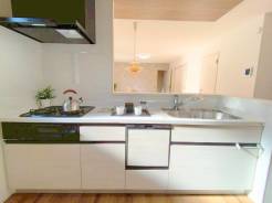 対面キッチなのでリビングにいる家族の様子がうかがえるので小さなお子様がいても安心ですね。■日野市平山2　新築一戸建て■