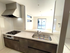 高級感漂うシステムキッチン。収納力豊富で見せるキッチンの実現が可能に。いつもキレイにしておきたくなるキッチンです。■八王子市大和田3　新築一戸建■