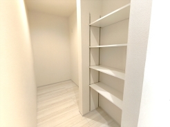 大容量のパントリー。食品のストックや調理器具の保管に便利なスペース。■八王子市大和田3　新築一戸建■