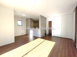 対面キッチンを採用した開放感のあるLDK。南側に設置した大きな窓からは心地よい風が通り抜け陽当たりの良さを感じさせてくれます。
■八王子市大和田3　新築一戸建■