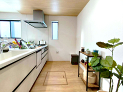 リビングにいる家族とコミュニケーションがとりやすい、人気のカウンターキッチンを採用。小さなお子さんがリビングにいても目が届くので安心。来客時には会話を楽しみながらお料理もできます。食洗機付です。
■小平市栄町2　新築一戸建て■