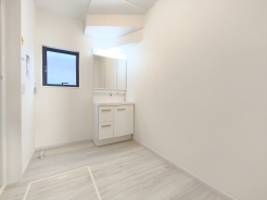 シンプルなデザインの洗面化粧台は使いやすく、お掃除も楽です。鏡の裏はすべて収納になっているので、ドライヤーなどすっきりと片付きます。
■八王子市椚田町　新築戸建て■