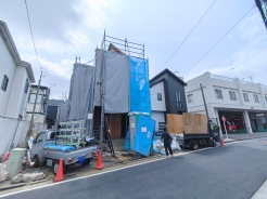 南向きの住宅は日当たりも良好。晴れの日はバルコニーでたっぷりと洗濯物を干すことができ家事もはかどりますよ。ZEH水準の省エネ住宅！これからの住宅です！■府中市是政2　新築一戸建て■