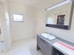 サニタリースペースには窓が備えられております。毎朝の身支度も、陽の光差し込む明るい空間で、快適にお使い頂けそうです。
■国分寺市本多4丁目　新築戸建て■