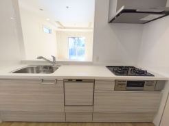 ご家族と会話をしながらのお料理は楽しいですね！出来上がった料理をお子さんが運ぶなどお手伝いの時間も増えそう！
■府中市是政1　新築一戸建て■