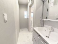 サニタリースペースには窓が備えられております。毎朝の身支度も、陽の光差し込む明るい空間で、快適にお使い頂けそうです。
■府中市是政1　新築一戸建て■