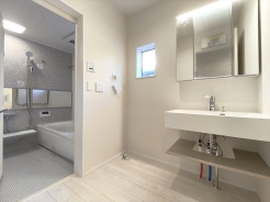 サニタリースペースには窓が備えられております。毎朝の身支度も、陽の光差し込む明るい空間で、快適にお使い頂けそうです。■日野市大坂上3丁目　新築戸建て■
