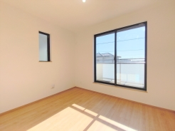 大きな窓からはお陽さまの光や爽やかな風をたっぷり取り込めます。室内はいつも明るい印象なので気持ちの良い朝を迎えられます。毎日の生活も明るくなりそう。
■昭島市郷地町2　新築一戸建て■