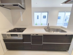 対面キッチなのでリビングにいる家族の様子がうかがえるので小さなお子様がいても安心ですね。
■国分寺市高木町2　新築一戸建■