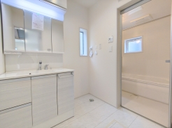 サニタリースペースには窓が備えられております。毎朝の身支度も、陽の光差し込む明るい空間で、快適にお使い頂けそうです。
■国分寺市高木町2　新築一戸建■