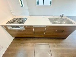 キッチンに立った位置から、リビングにいる家族に目線が届く見守りキッチン！■八王子市上柚木　新築一戸建■