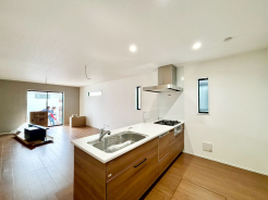 キッチンには食器洗い乾燥機や蛇口一体型浄水器を搭載。見た目も美しく大容量の収納も魅力的なシステムキッチンを採用しています。
■八王子上柚木　新築一戸建■