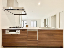 キッチンに立った位置から、リビングにいる家族に目線が届く見守りキッチン！■八王子上柚木　新築一戸建■