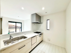 リビングにいる家族とコミュニケーションがとりやすい、人気のカウンターキッチンを採用。小さなお子さんがリビングにいても目が届くので安心。来客時には会話を楽しみながらお料理もできます。食洗機付です。
■八王子上柚木　新築一戸建■