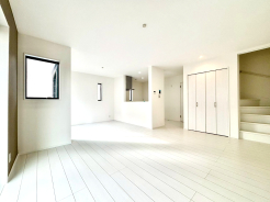 陽光ふりそそぐ明るいリビング。対面式キッチンは、家事をしながら家族の様子が一目でわかる安心＆便利設備
■八王子上柚木　新築一戸建■